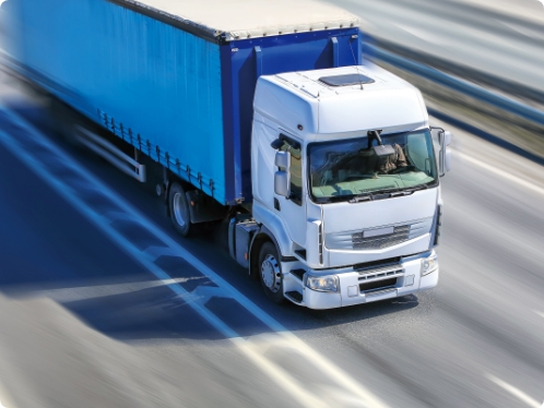 受託試験・振動計測解析サービス概要ページ適用分野配送トラックが高速道路を走っているところ